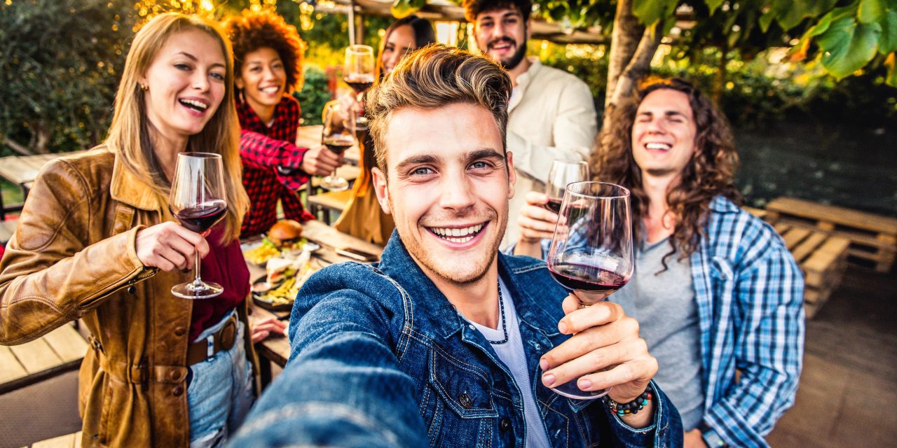 Consumi di vino: assist insperato dai più giovani, GenZ e Millennials spendono più di GenX e Boomers